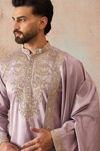 Men lavender zari embroidered silk blend kurta with dupatta