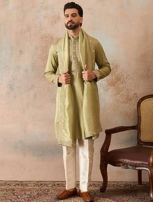 Men green zari embroidered silk blend kurta with dupatta 2