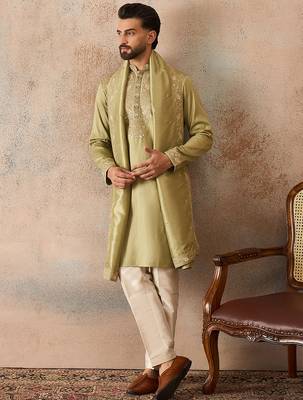 Men green zari embroidered silk blend kurta with dupatta 3