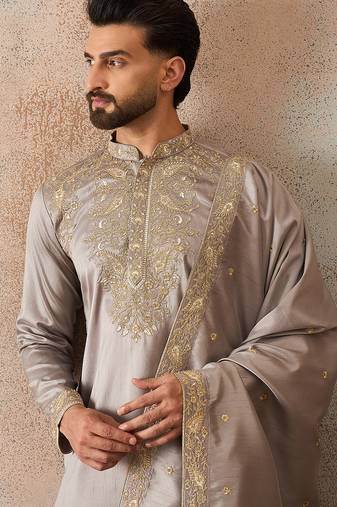 Men grey silk blend embroidered ethnic kurta with dupatta