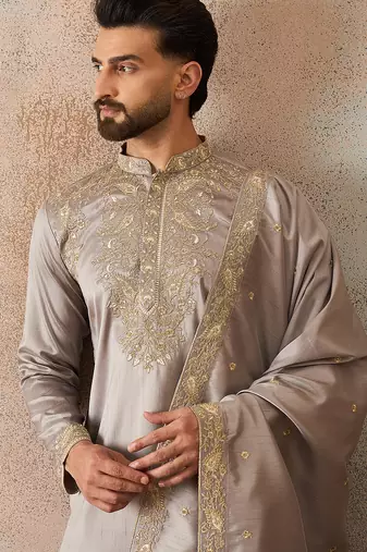 Men grey silk blend embroidered ethnic kurta with dupatta