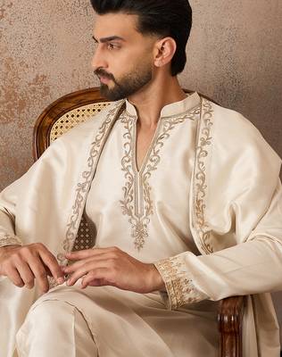 Mens off white silk blend solid embroidered kurta with dupatta 1