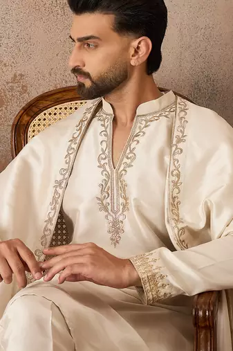 Mens off white silk blend solid embroidered kurta with dupatta