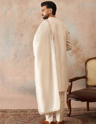 Mens off white silk blend solid embroidered kurta with dupatta 4