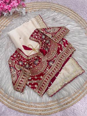 Off White Color C -pallu sequence  coding embroidery work with  Sequence Butti Silk Blend Saree 4