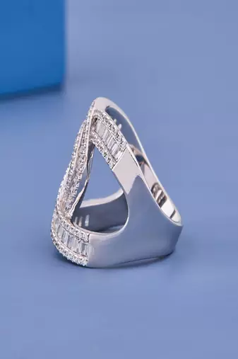 Luxury Sparkling Cubic Zirconia Interlocking Oval Statement Ring for Women with Premium Silver Finish