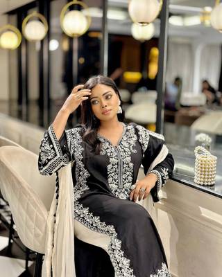 Black chinon silk blend kurti pant set with dupatta 1