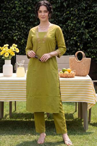 Women Ethnic Motifs Embroidered Regular Thread Work Pure Cotton Kurta with Trousers