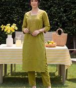 Women Ethnic Motifs Embroidered Regular Thread Work Pure Cotton Kurta with Trousers