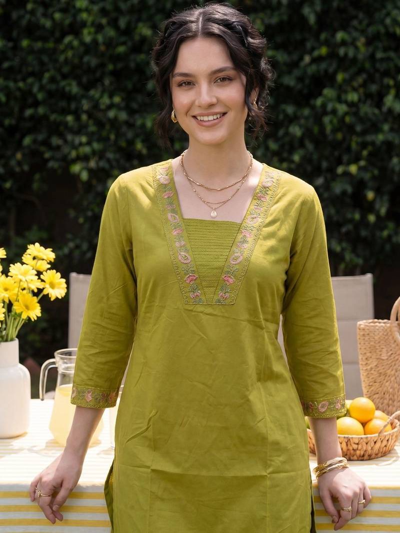 Women Ethnic Motifs Embroidered Regular Thread Work Pure Cotton Kurta with Trousers