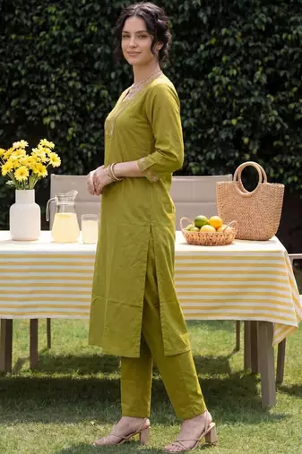 Women Ethnic Motifs Embroidered Regular Thread Work Pure Cotton Kurta with Trousers
