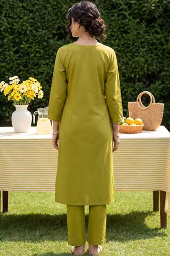 Women Ethnic Motifs Embroidered Regular Thread Work Pure Cotton Kurta with Trousers
