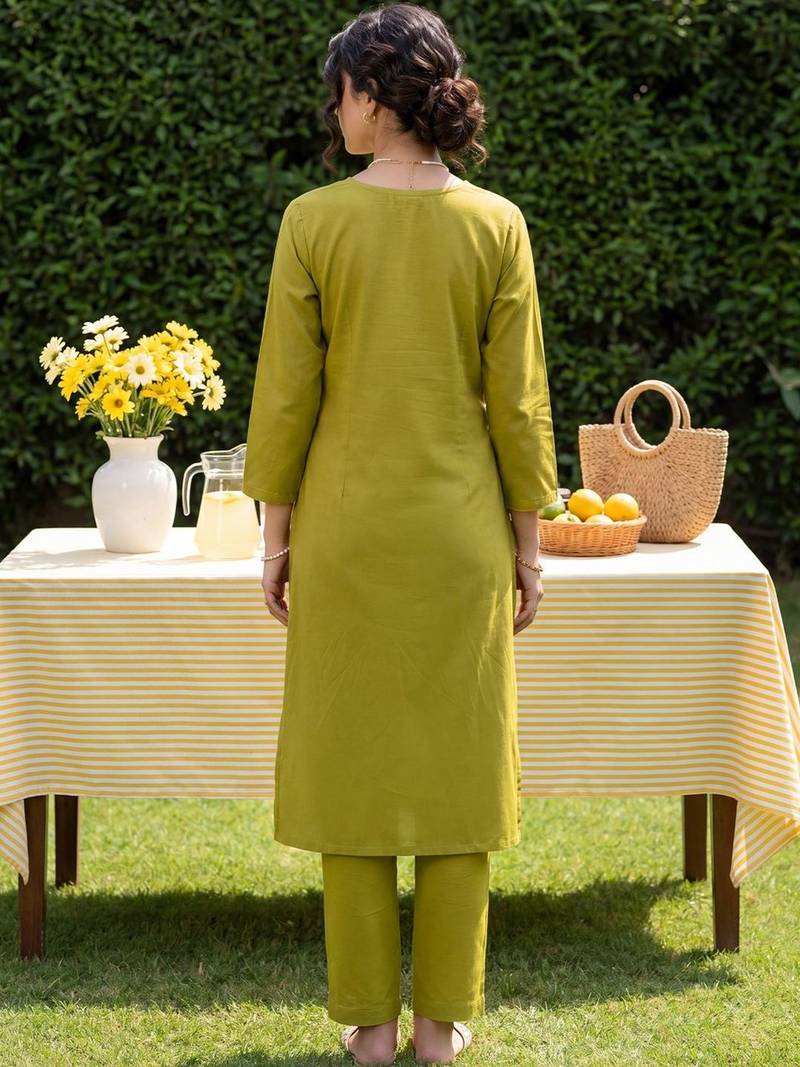 Women Ethnic Motifs Embroidered Regular Thread Work Pure Cotton Kurta with Trousers