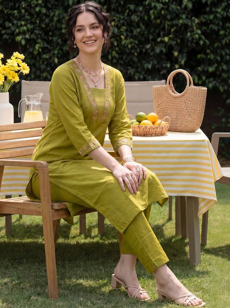 Women Ethnic Motifs Embroidered Regular Thread Work Pure Cotton Kurta with Trousers
