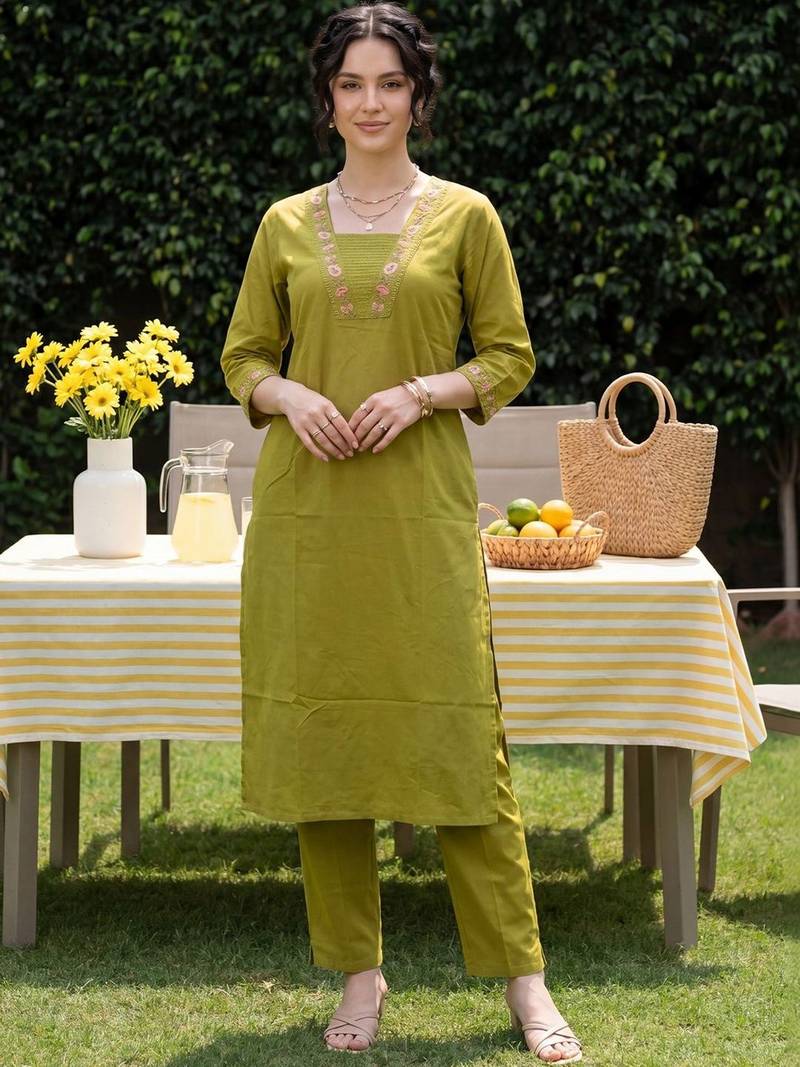 Women Ethnic Motifs Embroidered Regular Thread Work Pure Cotton Kurta with Trousers