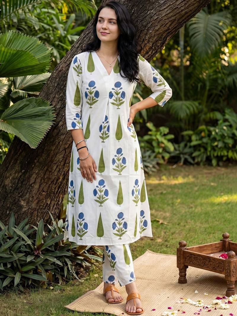Women Floral Printed Regular Pure Cotton Kurta with Trousers