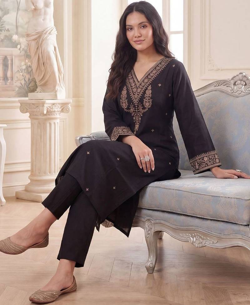 Women Ethnic Motifs Embroidered Regular Thread Work Liva Kurta with Trousers