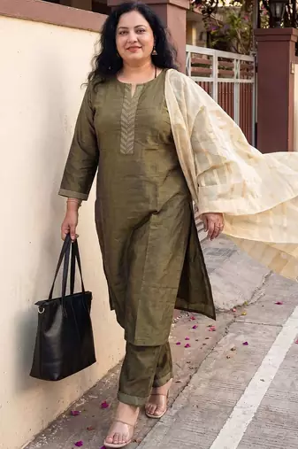 Women Ethnic Motifs Regular Thread Work Kurta with Trousers & With Dupatta