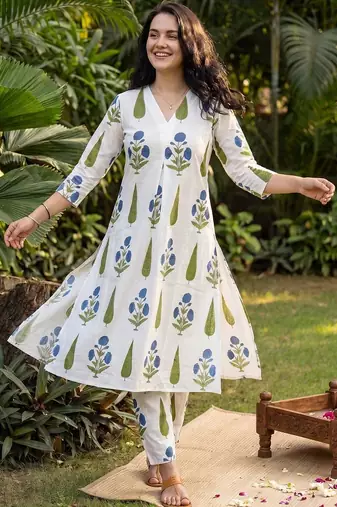 Women Floral Printed Regular Pure Cotton Kurta with Trousers