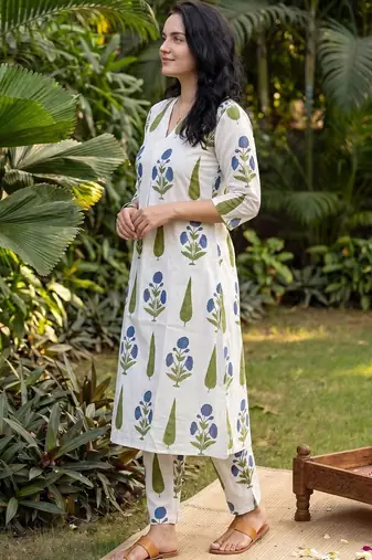 Women Floral Printed Regular Pure Cotton Kurta with Trousers