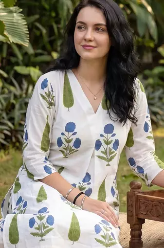 Women Floral Printed Regular Pure Cotton Kurta with Trousers