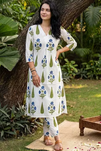 Women Floral Printed Regular Pure Cotton Kurta with Trousers