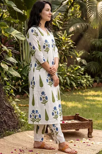Women Floral Printed Regular Pure Cotton Kurta with Trousers