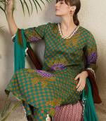 Women Floral Printed Regular Beads and Stones Kurta with Trousers & With Dupatta
