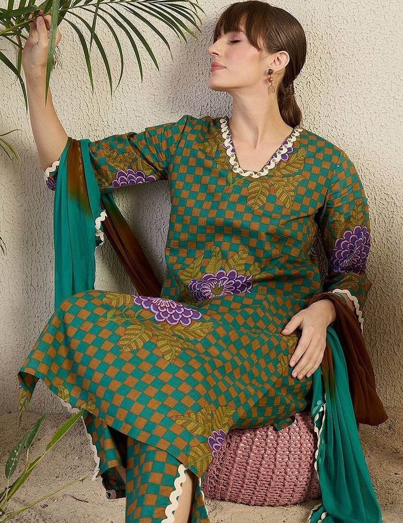 Women Floral Printed Regular Beads and Stones Kurta with Trousers & With Dupatta