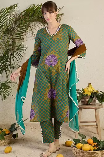 Women Floral Printed Regular Beads and Stones Kurta with Trousers & With Dupatta