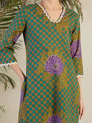 Women Floral Printed Regular Beads and Stones Kurta with Trousers & With Dupatta 3