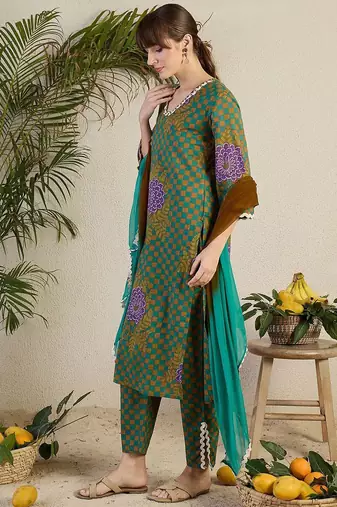 Women Floral Printed Regular Beads and Stones Kurta with Trousers & With Dupatta
