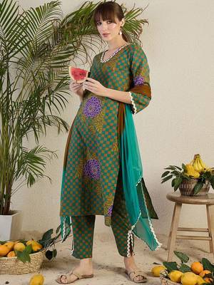 Women Floral Printed Regular Beads and Stones Kurta with Trousers & With Dupatta 6