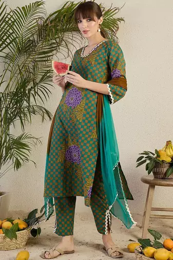 Women Floral Printed Regular Beads and Stones Kurta with Trousers & With Dupatta