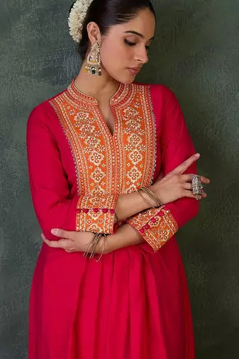 Women Floral Embroidered Kurta with Trousers