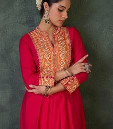 Women Floral Embroidered Kurta with Trousers