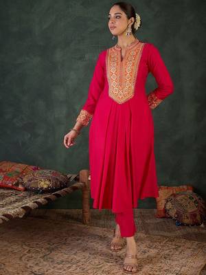Women Floral Embroidered Kurta with Trousers 1
