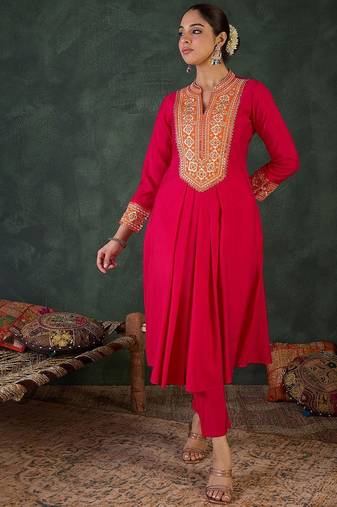 Women Floral Embroidered Kurta with Trousers