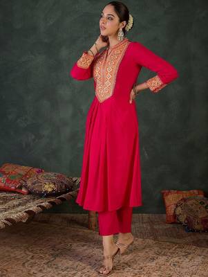 Women Floral Embroidered Kurta with Trousers 4