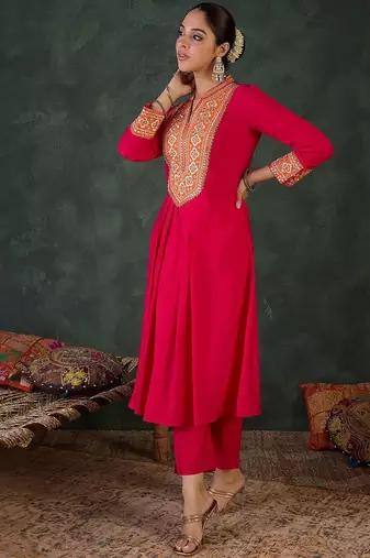 Women Floral Embroidered Kurta with Trousers