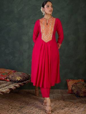 Women Floral Embroidered Kurta with Trousers 6