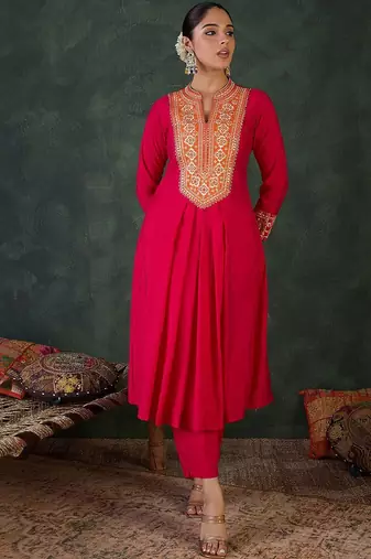 Women Floral Embroidered Kurta with Trousers