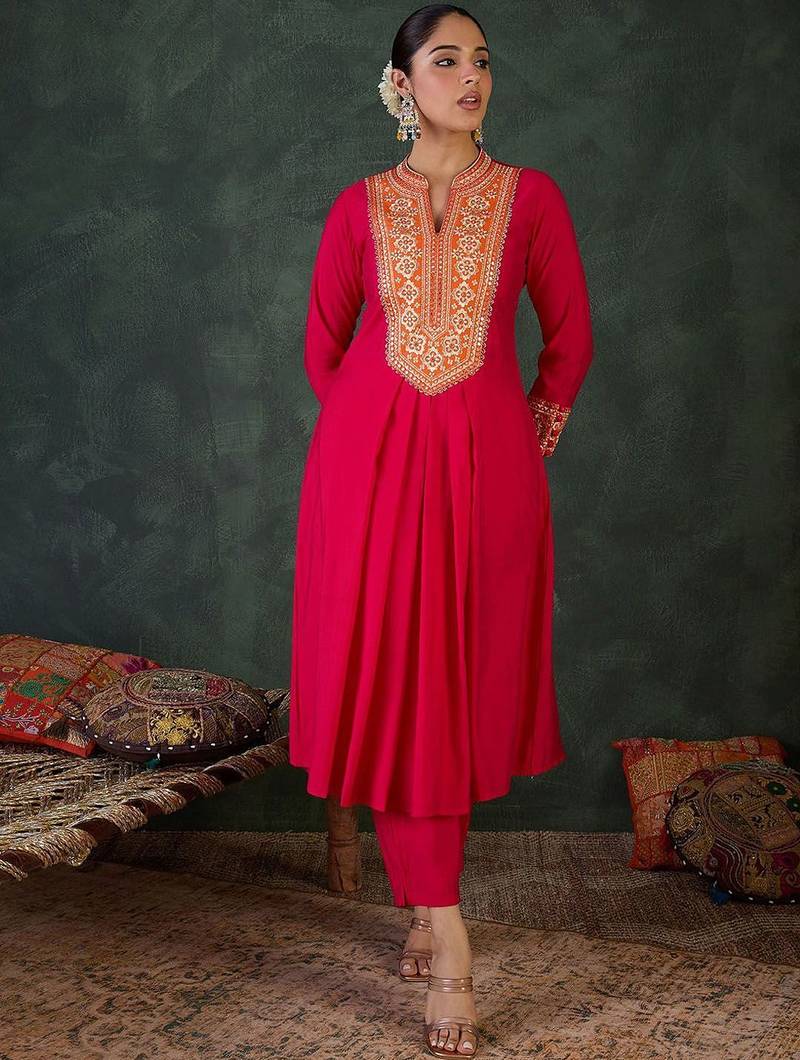 Women Floral Embroidered Kurta with Trousers