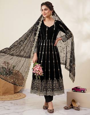 Designer black heavy zari & sequins work anarkali gown 2