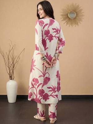 Women Floral Printed Regular Kurta with Trousers 4
