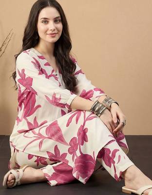 Women Floral Printed Regular Kurta with Trousers 5