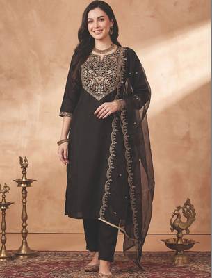 Women Floral Embroidered Regular Thread Work Kurta with Trousers & With Dupatta 1