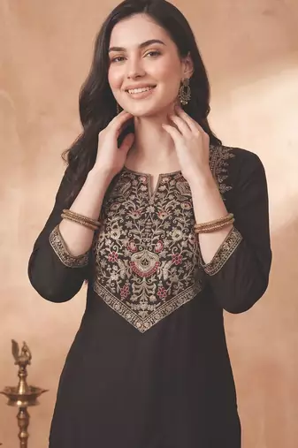 Women Floral Embroidered Regular Thread Work Kurta with Trousers & With Dupatta