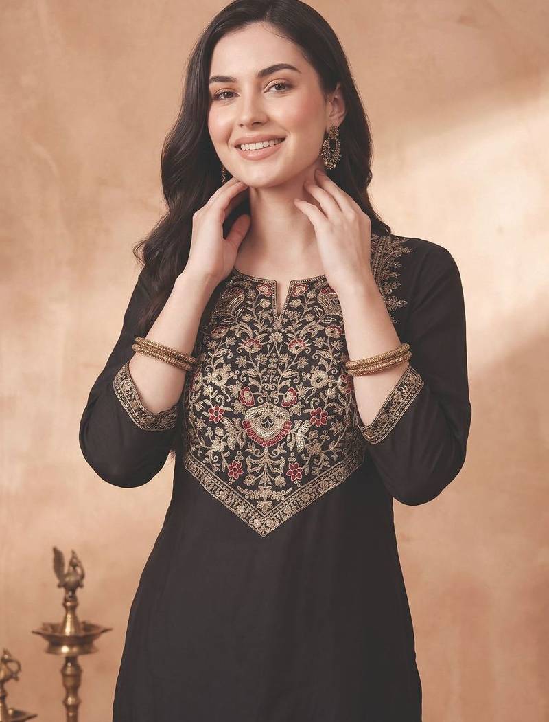 Women Floral Embroidered Regular Thread Work Kurta with Trousers & With Dupatta