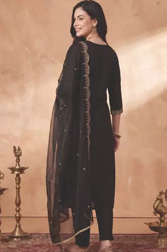 Women Floral Embroidered Regular Thread Work Kurta with Trousers & With Dupatta